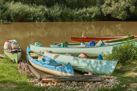 在河边的独木舟