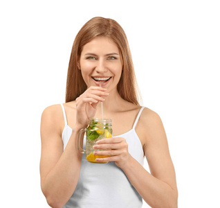 美丽的年轻妇女喝新鲜柠檬水在白色背景