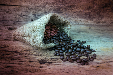 木制的背景上麻布袋咖啡豆