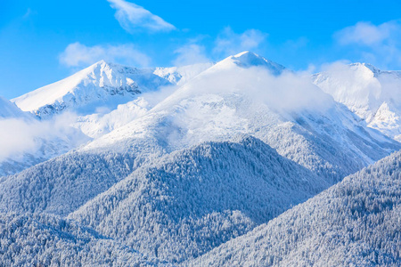 群山山峰和蓝色的天空云朵背景