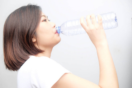亚洲美丽女性饮用纯净水的健康生活