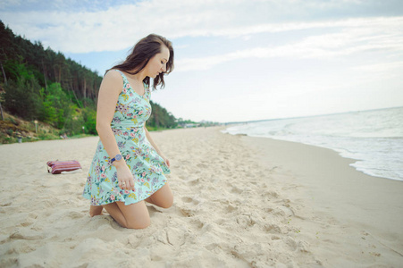年轻女子在沙滩上