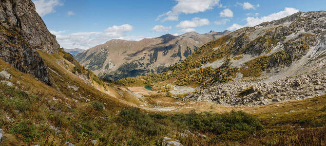 多彩的秋天景色在高加索山脉全景