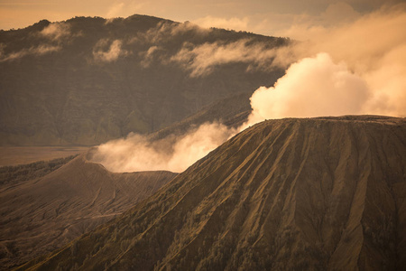 在日出在印度尼西亚东爪哇的婆罗摩火山