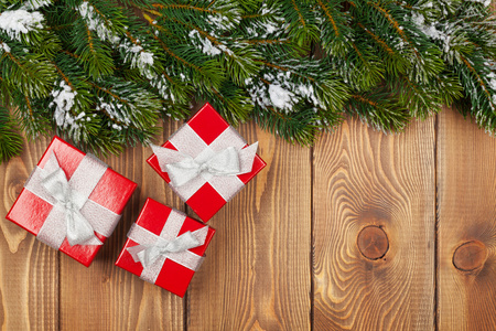 圣诞枞树与礼品盒