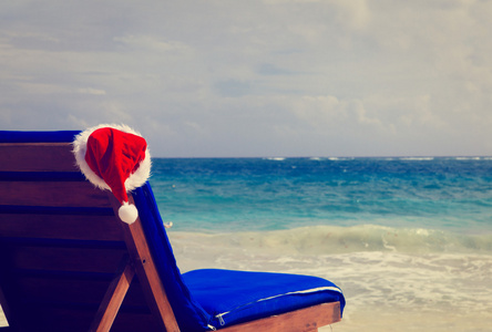海滩上的红色圣诞帽与椅子休息室