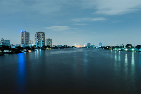 晚上在泰国曼谷市河城市景观