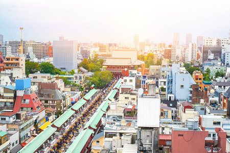 亚洲业务概念房地产和企业建设全景的现代城市景观建设鸟眼鸟瞰图的浅草寺神社下日出，早上蓝色明亮的天空在东京，日本