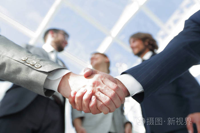 在前台. 业务合作伙伴的握手