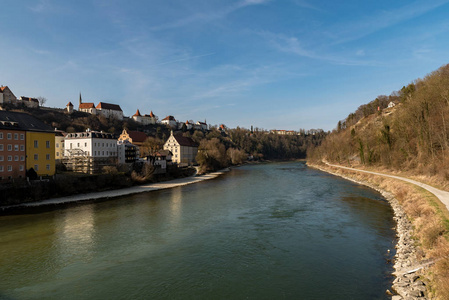 大河 Salzach, 以博格豪森的城堡为视角。