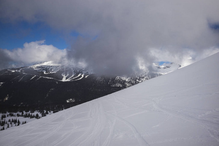 白雪覆盖的高山对多云的天空, 惠斯勒, 不列颠哥伦比亚省, 加拿大的风景景观