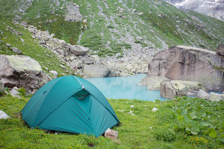 在高加索山脉徒步旅行图片