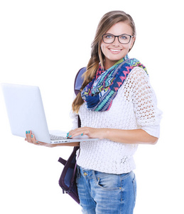 微笑少年与白色背景上的笔记本电脑。学生
