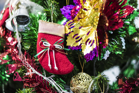 圣诞节的袜子挂在圣诞树上