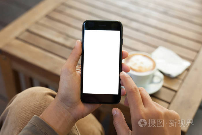 特写手拿着手机移动空白屏幕和手指触摸
