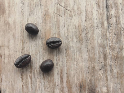 木板上的新鲜咖啡豆