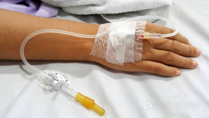 病床上有盐水滴袋病人