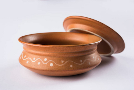 空的兵马俑碗或棕色黏土服务碗被隔绝在白色