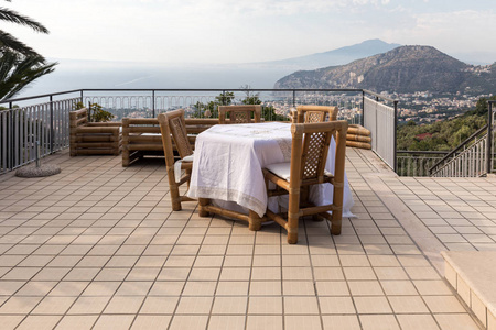 准备在阳台上俯瞰那不勒斯湾和维苏威的晚餐表。索伦托.意大利