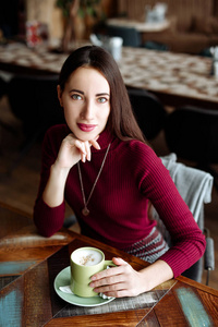 一杯咖啡后, 在咖啡馆的红色美丽优雅的女孩肖像