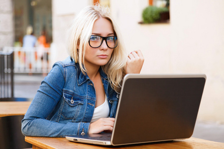 年轻的金发女人用的笔记本电脑