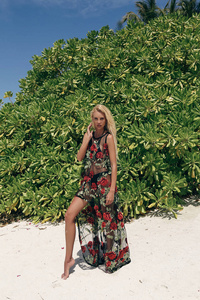豪华泳衣美女时尚照片在马尔代夫群岛放松