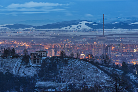 布拉索夫冬季城市景观的黄昏