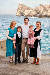 五家大家族的肖像, 在海边的老式服装上