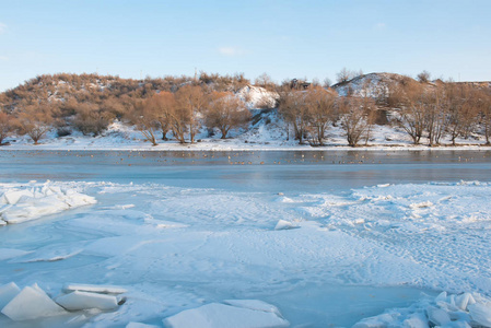 德涅斯特河结冰的河里冬季景观