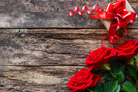 束红玫瑰和一份情人节礼物