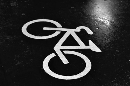 自行车在单色的道路上签名