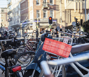 许多自行车在阿姆斯特丹城市街道, 停车理想的交通