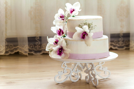 漂亮的婚礼蛋糕，鲜花，关闭的蛋糕与明白
