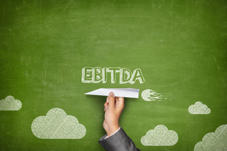 Ebitda 概念在黑板上用纸飞机