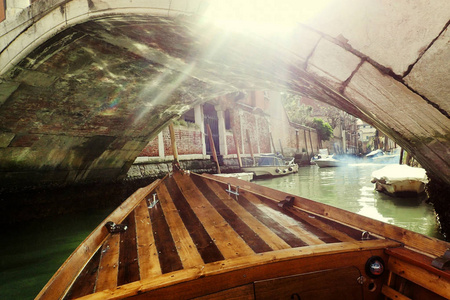 小船在狭窄的运河威尼斯, 老房子