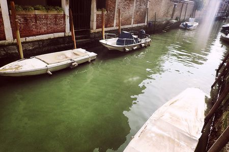 小船在狭窄的运河威尼斯, 老房子