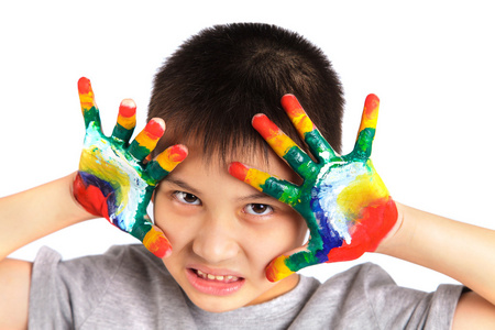 小男孩用手涂上五颜六色的颜料