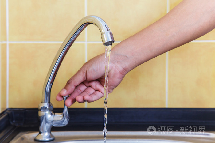手打开和关闭水龙头