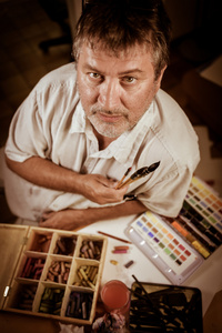 一位画家在他的工作室的肖像