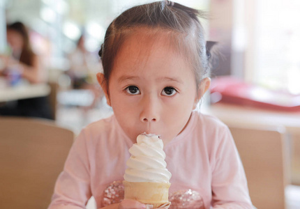 关闭儿童女孩吃冰淇淋