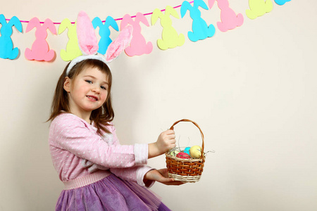 带着一篮子复活节彩蛋的微笑女孩
