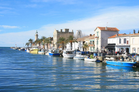 灯塔和 Grau 的老口岸, 一个在法国 Occitanie 地区海岸的度假胜地