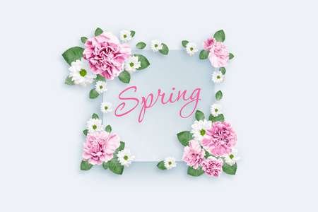 春季背景, 题词春季销售, 圆形框架, 花环图案的粉红色芽, 树枝和叶子, 孤立的白色背景。花卉背景。平躺, 顶部视图, 混合介