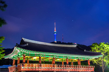 Namsangol Hannok 村和首尔塔位于南山山在晚上在首尔，韩国
