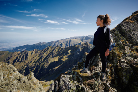 女人的小路上的徒步旅行者