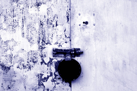 蓝色金属门上的旧挂锁