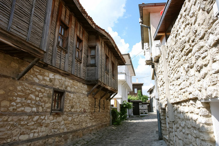 旧内塞伯尔中有传统的保加利亚木制房屋的街道