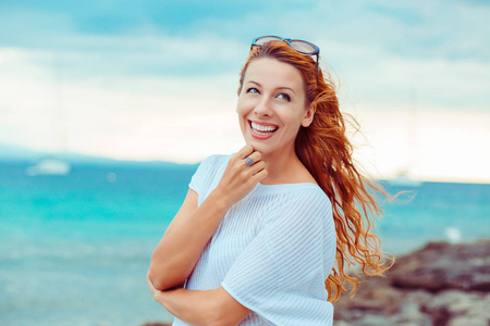 年轻漂亮的女人在与海洋海洋背景下的海滩上享受夏日的肖像