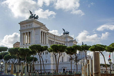 Altare 在威尼斯广场上, 祖国有绿色的针叶树和古老的柱子。罗马, 意大利