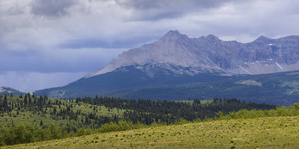 风景风景以山脉在背景, 冰川国家公园, 美国蒙大拿冰川县